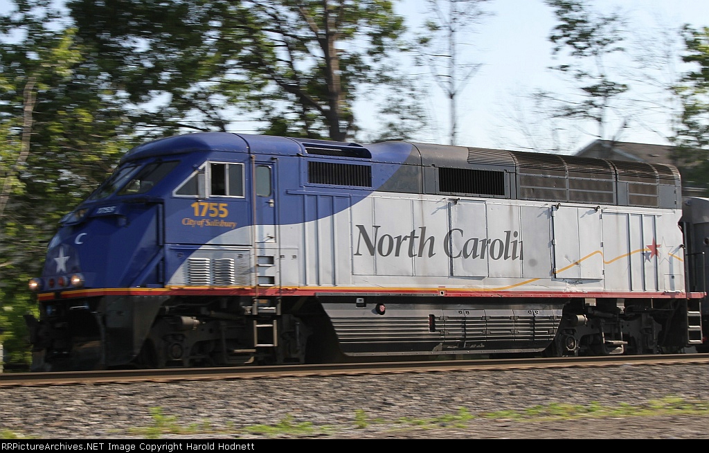 RNCX 1755 leads train 73 southbound